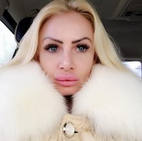 Meski penampilan Kerry sudah tampak tak realistis, namun justru ia merasa senang. Aku suka seperti plastik dan akan jadi curvy seperti Barbie, ini adalah bagian dari transformasiku, tambahnya.  Foto: dok. Instagram (uk.barbie)