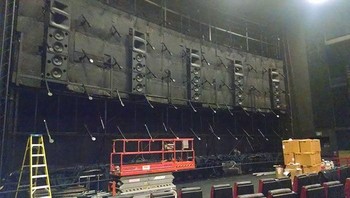 Bagian belakang layar bioskop. Foto: Brightside