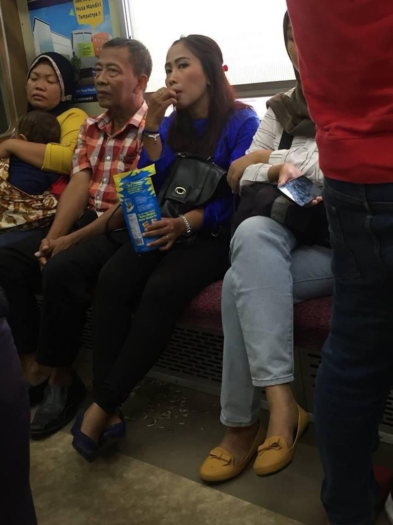 Viral Foto Penumpang Wanita Makan Kuaci dan Bikin Kotor KRL