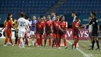 Terus menerus dikurung oleh barisan depan timnas putri Korea Selatan, barisan belakang Garuda Pertiwi tak mampu membendung tekanan hingga kebobolan 12 gol.