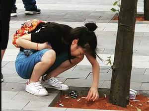 Viral, Suporter Jepang Punguti Puntung Rokok Sampah Asian Games