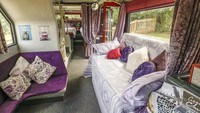 Di lantai bawah, terdapat juga area santai dengan sofa bed empuk. Traveler bisa ngobrol-ngobrol santai di area ini. (dok. Bertrams Hotel)