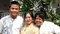 Suti Karno diam-diam punya putri yang cantik. Thalia namanya yang ia adopsi sejak kecil. Kini Thalia siap melepas masa lajangnya. Foto: Dok. Instagram/graciathalia