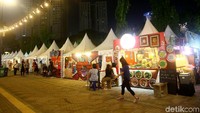 Lokasi ini terdapat sejumlah jajanan kuliner untuk para penonton.