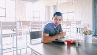 Rory pernah menjadi pembawa berita di salah satu stasiun TV swasta. Kala di Jogja, Rory juga kulineran. Fresh juice for your mind, hot coffee for your soul, tulisnya. Foto: Instagram roryasyari