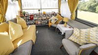 Selain itu ada perpustakaan mini berisi novel-novel karya Agatha Christie yang bisa dibaca traveler. (dok. Bertrams Hotel) 