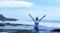 Wanita cantik ini menikmati wisata alam (katiaaveirooficial/Instagram)