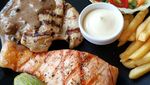 Nyamm! Ada 10 Chicken Steak Juicy dengan Kentang Goreng untuk Makan Siang