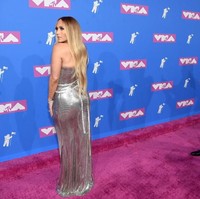 Untuk mendapatkannya, lakukan gerakan walking-lunges, atau jalan kaki dengan menekuk kaki serendah mungkin. Cukup dua kali sehari saja agar otot-ototnya punya waktu yang cukup untuk istirahat. (Foto: Getty Images)