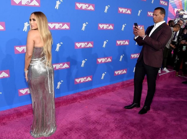 Untuk mendapatkannya, lakukan gerakan walking-lunges, atau jalan kaki dengan menekuk kaki serendah mungkin. Cukup dua kali sehari saja agar otot-ototnya punya waktu yang cukup untuk istirahat. (Foto: Getty Images)