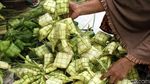 Jelang Idul Adha Kulit Ketupat Diburu Pembeli
