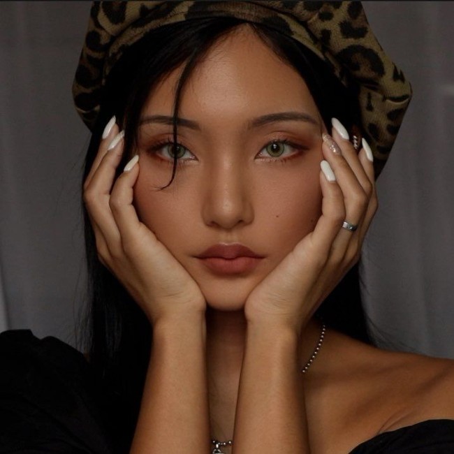  Sudah kenal dengan Jella? Ia merupakan Youtuber asal Korea Selatan yang menawan dengan kulit cokelat eksotis yang dimilikinya. Foto: Instagram