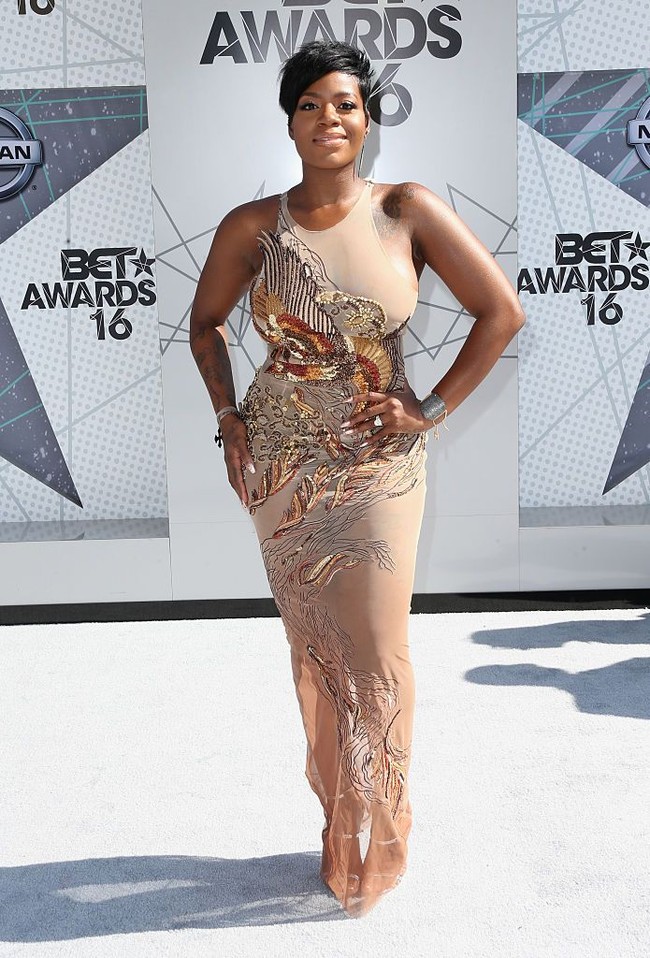 Juara American Idol 2004 Fantasia Barrino memakai gaun karya Diana Putri saat meghadiri BET Awards. Memakai koleksi Garuda yang dirilis Diana di Couture Fashion Week, New York, Fantasia pun masuk dalam deretan artis berbusana terbaik menurut majalah Harpers Bazaar. Foto: Dok. Getty Images