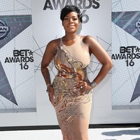 Juara American Idol 2004 Fantasia Barrino memakai gaun karya Diana Putri saat meghadiri BET Awards. Memakai koleksi Garuda yang dirilis Diana di Couture Fashion Week, New York, Fantasia pun masuk dalam deretan artis berbusana terbaik menurut majalah Harpers Bazaar. Foto: Dok. Getty Images
