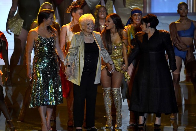 Ariana Grande memadukan busana berwarna gold dengan taburan Swarovski karya Diana Putri dengan sepatu boots animal print keemasan. Foto: Michael Loccisano/Getty Images for MTV