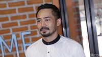 Yama Carlos saat menggelar konfrensi pers terkait tudingan sang istri, Arfita Dwi Putri. Pool/Palevi S/detikFoto.
