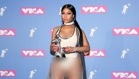 Banyak pula yang menanyakan apakah Nicki memakai dress atau baju renang? Paul Zimmerman/Getty Images