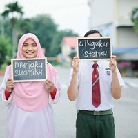 Siti Aishah merupakan seorang guru SMA di Bukit Mertajam, Pulau Pinang, Malaysia. Sementara itu, Hazim merupakan murid yang diajar olehnya di sekolah tersebut. Foto: Facebook Rafi Rahman