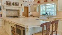 Dapur utama di rumah ini dibuat untuk memuaskan para tamu dengan tampilannya yang mewah. Istimewa/Douglas Elliman Real Estate.