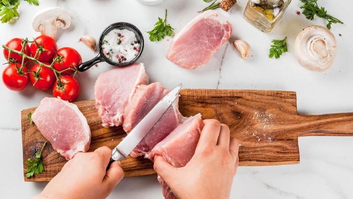 Chef cooks chicken in the large saucepan