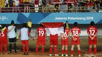 Yel-yel semangat terus diberikan para penonton dari tribun.