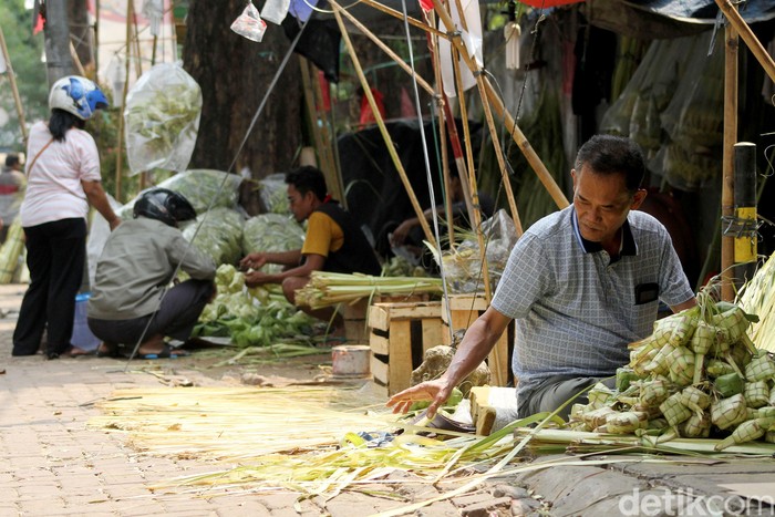 Jelang Idul Adha Kulit Ketupat  Diburu Pembeli