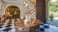 Pintu masuknya dibuat tinggi dengan kayu mahogany, di ruang utama keramik mewah juga langsung menyambut tamu. Istimewa/Douglas Elliman Real Estate.