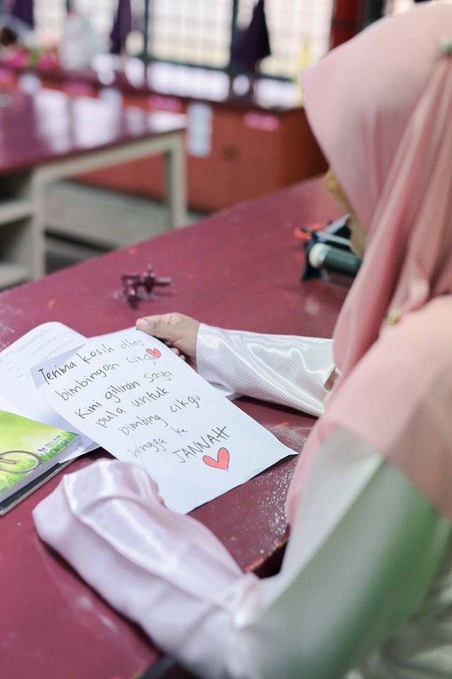 Istri saya adalah guru saya. Saya suka menganggu dan bergurau dengannya. Saya pernah berkata suatu hari nanti saya akan menikahinya, kata Hazim seperti dilansir mStar Online. Foto: Facebook Rafi Rahman