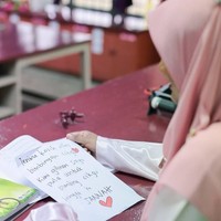 Istri saya adalah guru saya. Saya suka menganggu dan bergurau dengannya. Saya pernah berkata suatu hari nanti saya akan menikahinya, kata Hazim seperti dilansir mStar Online. Foto: Facebook Rafi Rahman