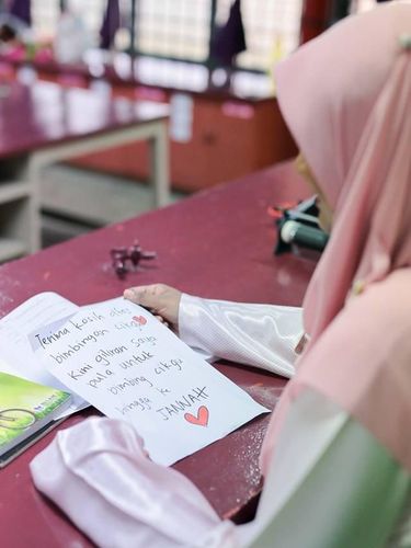 Bukan Hanya di Drama TV, Kisah Cinta 'Guruku Istriku' Ini Nyata