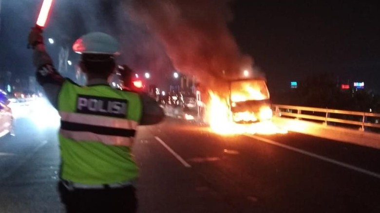 Truk Bermuatan Kasur Terbakar, Lalin Tersendat Truk Bermuatan Kasur Terbakar, Lalin Tersendat