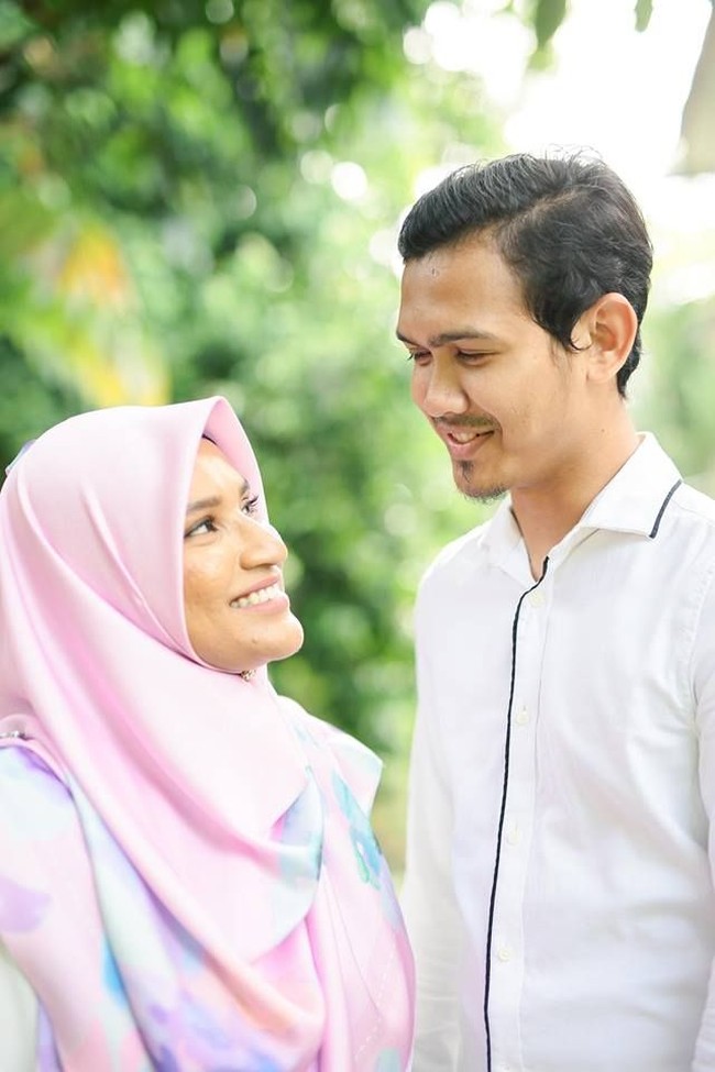 Hazim juga meminta gurunya untuk menunggu dirinya lima tahun lagi, sehingga ia bisa meminang Siti Aishah. Namun, sang guru menjawab dirinya pasti sudah tua jika harus menunggu Hazim. Foto: Facebook Rafi Rahman