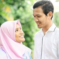 Hazim juga meminta gurunya untuk menunggu dirinya lima tahun lagi, sehingga ia bisa meminang Siti Aishah. Namun, sang guru menjawab dirinya pasti sudah tua jika harus menunggu Hazim. Foto: Facebook Rafi Rahman