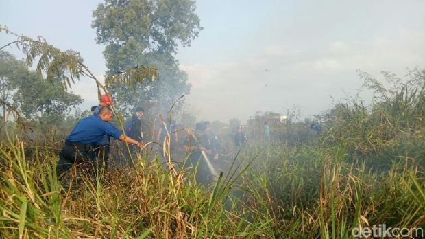 Lahan Dekat Wisma Atlet Jakabaring Terbakar, 4 Heli Dikerahkan