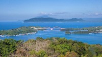 Nantinya, keberadaan jembatan baja berwarna merah ini akan memangkas waktu tempuh dari Jayapura menuju perbatasan Skouw, dari semula 2,5 jam menjadi 60 menit. Istimewa/Dok. Ditjen Bina Marga.