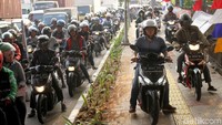 Tanpa disadari jalur trotoar yang diterobos para pengendara motor pun menjadi macet karena dipenuhi oleh para pengendara motor yang berhenti di trotoar.