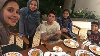 Buka puasa, tulisnya Ayu saat Ramadan tahun lalu. Ia dan anak-anaknya terlihat melahap sajian khas Belanda di salah satu restoran wilayah Kemang, Jakarta. Foto: Instagram ayukhadijahazhari