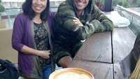 Meski sudah menjadi pesepakbola yang sukses, tapi Gavin tetap dekat dengan sang ibu. Mereka bahkan sering ngopi atau makan bersama. Foto: Instagram @gavinkwanadsit