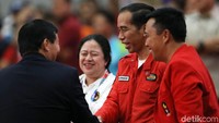 Usai pertandingan, Jokowi didaulat unutk menyerahkan langsung medali kepada pemenang. Jokowi yang mengenakan jaket berwarna merah itu maju ke depan.