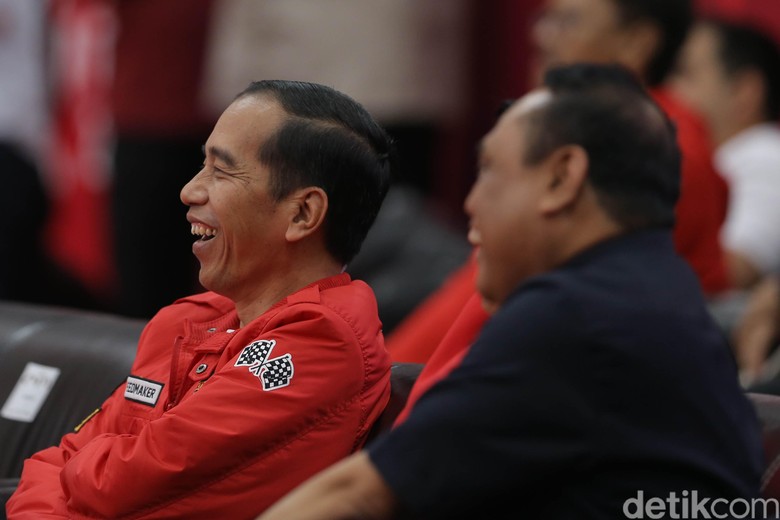 Jokowi menggunakan jaket merah saat menonton Eko Yuli. Foto: Agung Pambudhy Jokowi menggunakan jaket merah saat menonton Eko Yuli. Foto: Agung Pambudhy