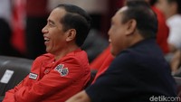 Saat tiba, Jokowi sempat melambaikan tangan ke arah penonton. Jokowi kemudian duduk di bangku VIP menyaksikan aksi para atlet angkat besi.