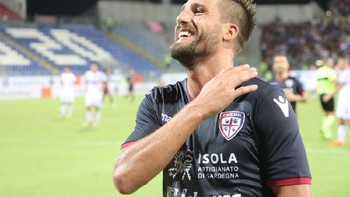 Juara satu kali Serie A, Cagliari, juga cukup menantang untuk dipakai di FM 2019. Foto: Twitter/CagliariCalcio