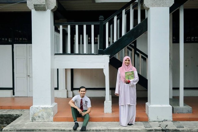 Ini Muhammad Hazim Shahidan dan Siti Aishah Pakechik, pasangan yang viral karena kisah cinta mereka berawal dari pertemuan antara murid dan guru. Foto: Facebook Rafi Rahman