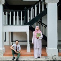 Ini Muhammad Hazim Shahidan dan Siti Aishah Pakechik, pasangan yang viral karena kisah cinta mereka berawal dari pertemuan antara murid dan guru. Foto: Facebook Rafi Rahman