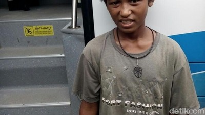 Tak Kalah dari Joni! Begini Aksi Reza Mangar Panjat Tiang Bendera