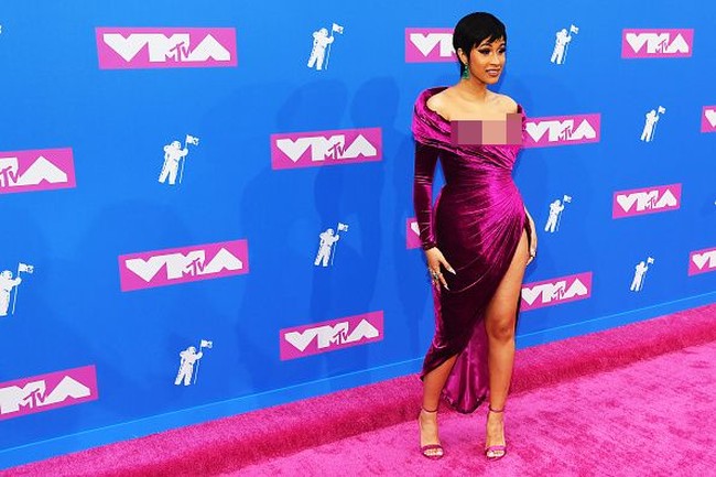 Salah satu bintang dalam ajang penghargaan musik video kali ini adalah Cardi B. Rapper yang belum lama melahirkan anak tersebut sudah kembali seksi. Ia pun menjadi salah satu seleb berbusana terbaik dengan dress asimetris beludru warna ungu yang menggoda. Foto: Getty Images