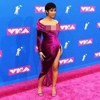 Salah satu bintang dalam ajang penghargaan musik video kali ini adalah Cardi B. Rapper yang belum lama melahirkan anak tersebut sudah kembali seksi. Ia pun menjadi salah satu seleb berbusana terbaik dengan dress asimetris beludru warna ungu yang menggoda. Foto: Getty Images