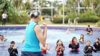 Aqua zumba sangat bagus untuk pembentukan otot karena setara dengan latihan angkat beban, terutama bagian lengan dan dada. (Foto: Annissa/detikHealth)