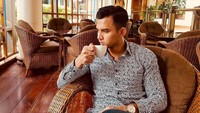 Pria jebolan Universitas Sebelas Maret ini memilih minum kopi saat sedang senggang. Foto: Instagram roryasyari