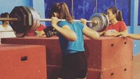 Pungky mengangkat beban 90 kilogram. Latihan beban diperlukan untuk memperkuat otot-otot kaki sehingga bisa melompat lebih baik. (Foto: Instagram/pungkyafriecia)